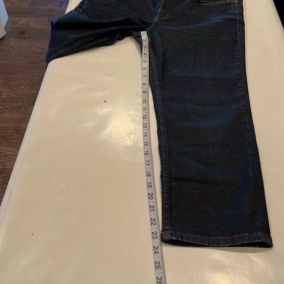 Tommy Bahama Crop Mid Rise Size 12 - Picture 7 of 16